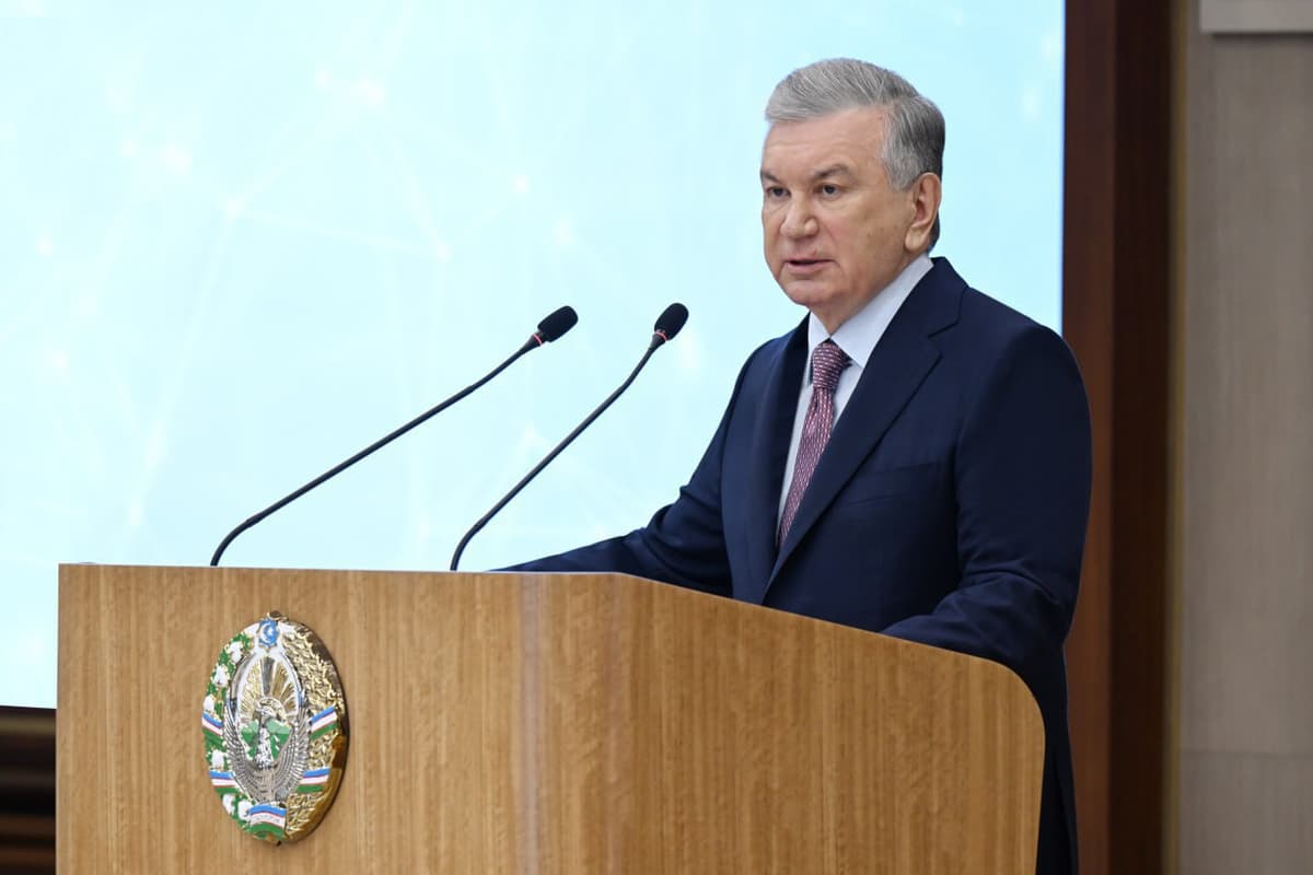 «Икки ҳафтада ечим топсин, бўлмаса ўзи билиб жойини бўшатиб қўйсин». Президент суюлтирилган газ етказишдаги муаммо бўйича раҳбарларни сўнгги бор огоҳлантирди