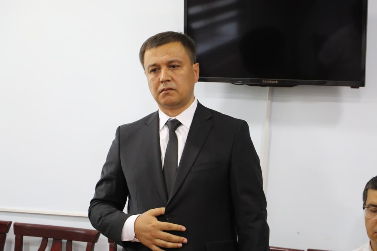 Chustda sud raisi yordamchisini kaltakladi. Endi u ma’muriy javobgarlikka tortilishi mumkin