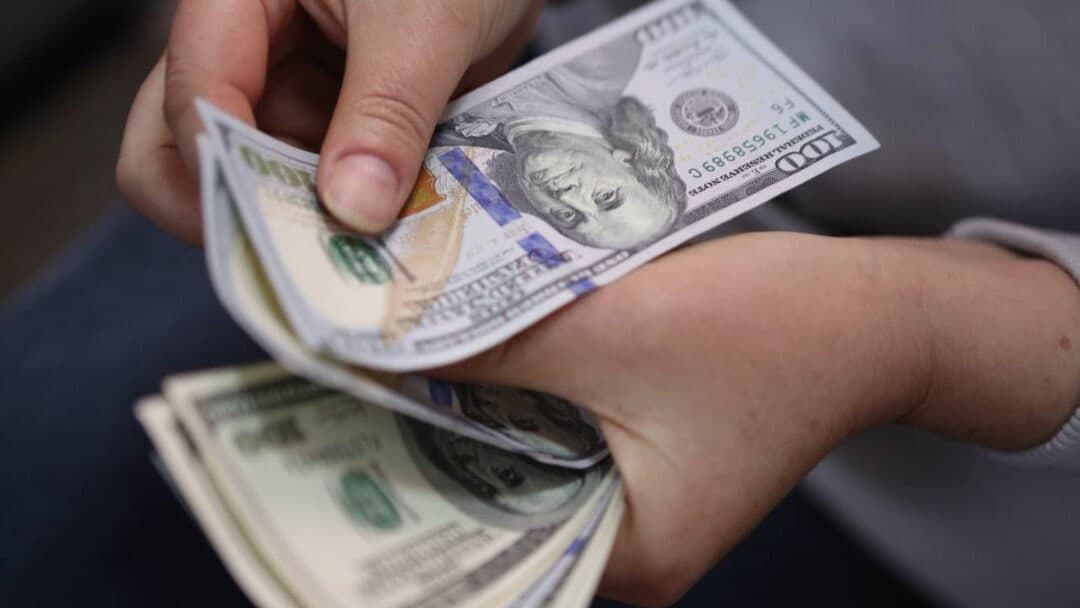 Bankdan 500 dollargacha naqd valutani pasporsiz olishga ruxsat beriladi