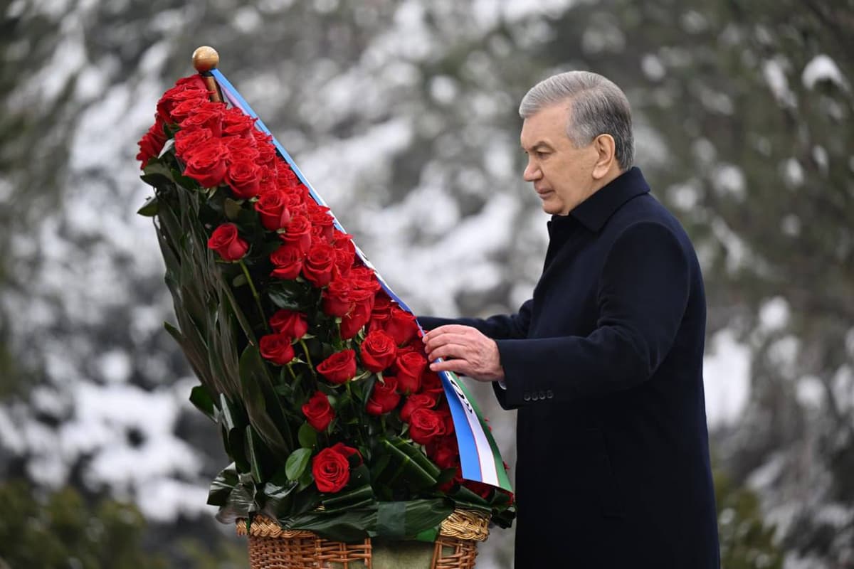 Shavkat Mirziyoyev Islom Karimov haykali poyiga gulchambar qo‘ydi (fotolar)