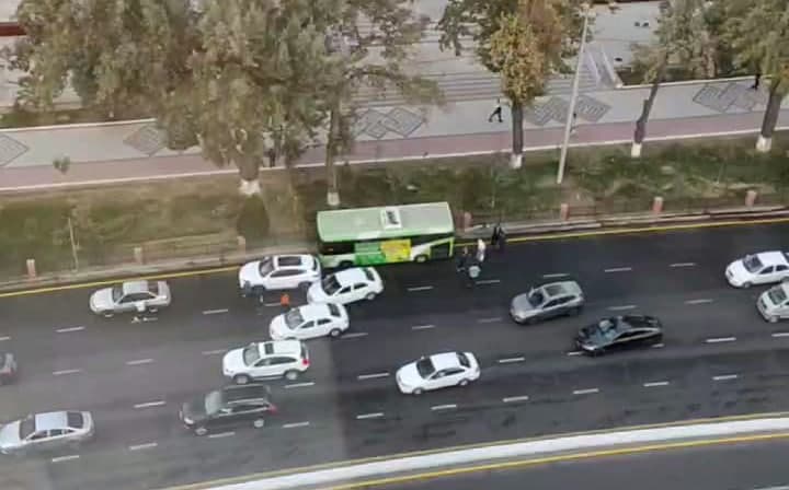 Shahrisabz ko‘chasida avtobus Cobalt'ga borib urildi