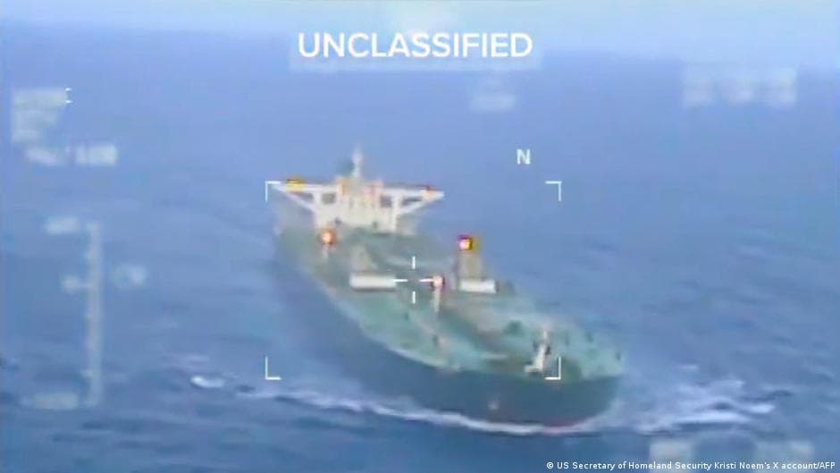 Tramp: AQSh Venesuela yaqinida ushlangan tankerlar va neftni o‘zlashtiradi