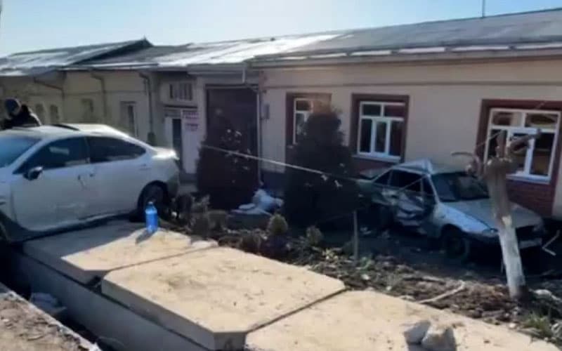 Тошкентда Lexus йўл четида турган машина ва фуқарони уриб юборди