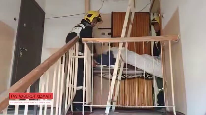 Тошкентда ФВВ қутқарувчилари беморни юқори қаватдан туширишда ёрдам берди