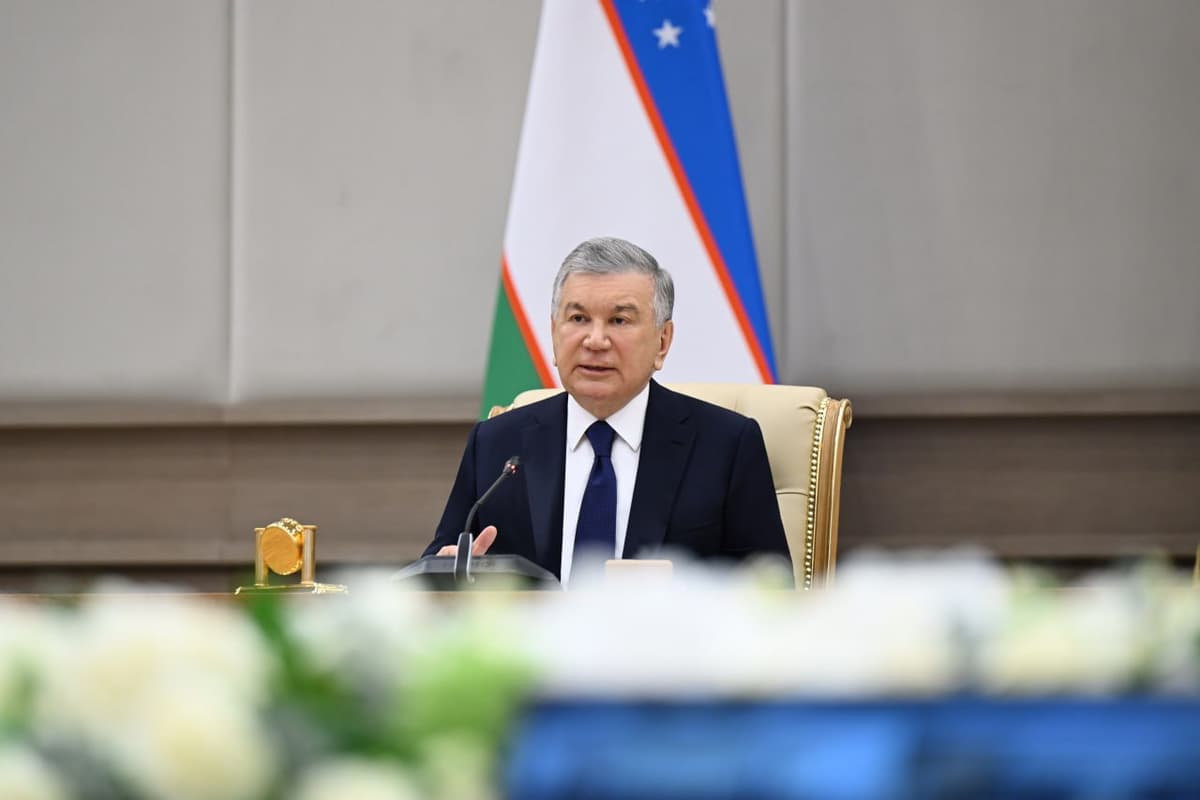 Prezident «yettilik» ish vaqtining yarmini majlis va tadbirlarda o‘tkazayotganini tanqid qildi