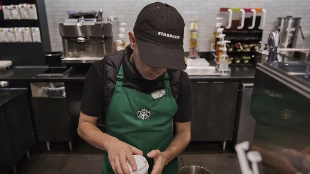 Starbucks yuzlab qahvaxonalarini yopmoqda