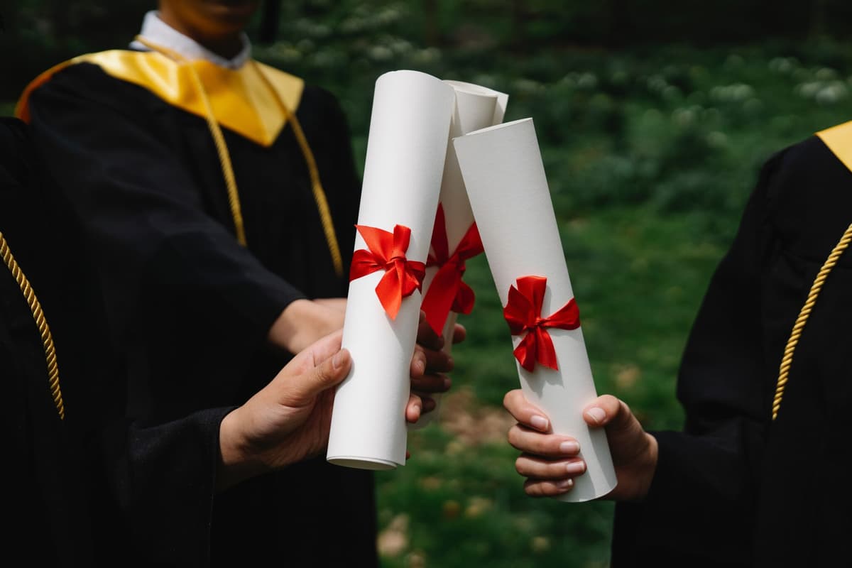 Xorijda olingan diplomlarni tan olish bo‘yicha yangi qonun imzolandi
