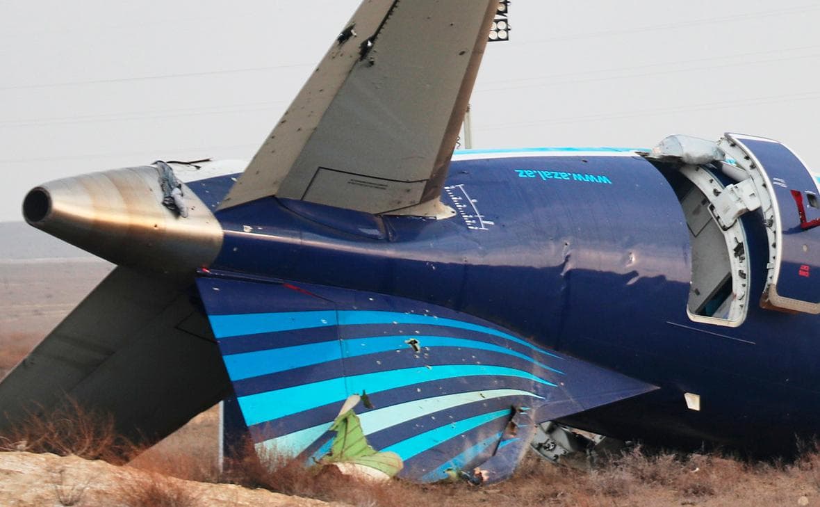 Минтранс Казахстана сообщил о повреждениях самолета AZAL поражающими элементами