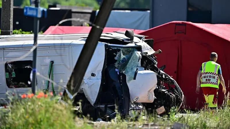 Belgiyada poyezd va maktab avtobusi to‘qnashdi