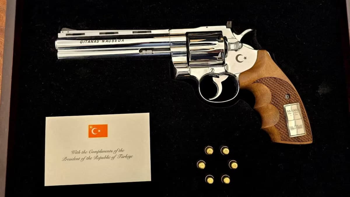 Erdo‘g‘an NATO yetakchilariga shaxsiy to‘pponcha sovg‘a qildi