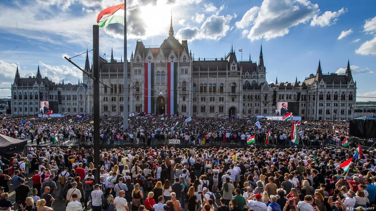 Vengriya parlamenti bosh vazir lavozimida bo‘lish muddatini chekladi