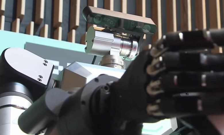 Tokio ko‘rgazmasida ignadan ip o‘tkaza oladigan robot namoyish etildi