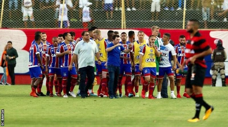 Hakam to‘qqiz futbolchini chetlatdi va o‘yinni muddatdan avval yakunlab qo‘ya qoldi