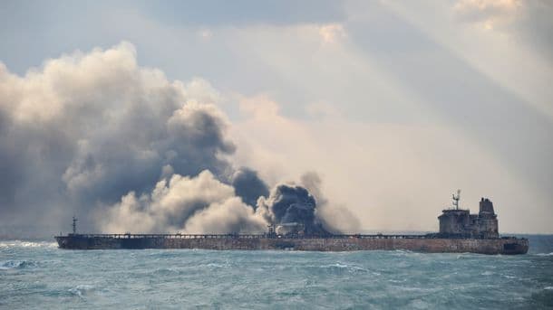 Xitoy yaqinida to‘qnashuvdan keyin yonayotgan neft tankeri portladi