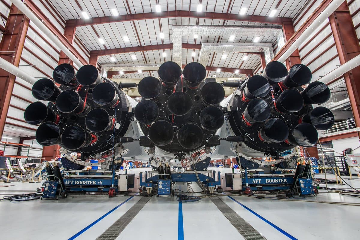 Falcon Heavy raketasining ilk suratlari namoyish qilindi
