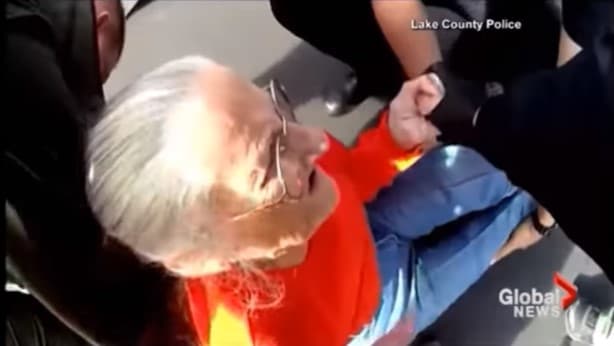 AQShda 93 yoshli ayol qariyalar uyidan kuch bilan haydab chiqarildi (video)