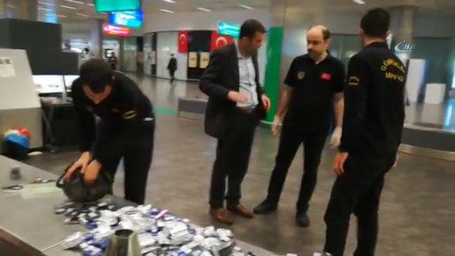 Nonda ham sigaret, kalishda ham: O‘zbekistonliklar Turkiya aeroportidan yuzlab blok sigaretlarni olib o‘tishga urinishdi