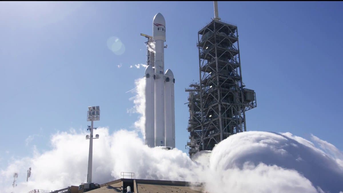 SpaceX dunyodagi eng kuchli raketani sinovdan o‘tkazdi