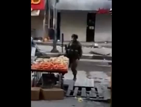 Isroillik harbiy uchta olma o‘g‘irlagani uchun jazolandi