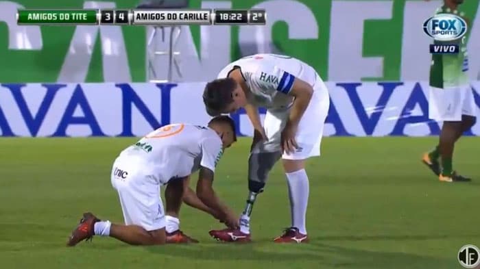 Aviahalokatda omon qolgan futbolchi protez oyog‘i bilan gol kiritdi (video)