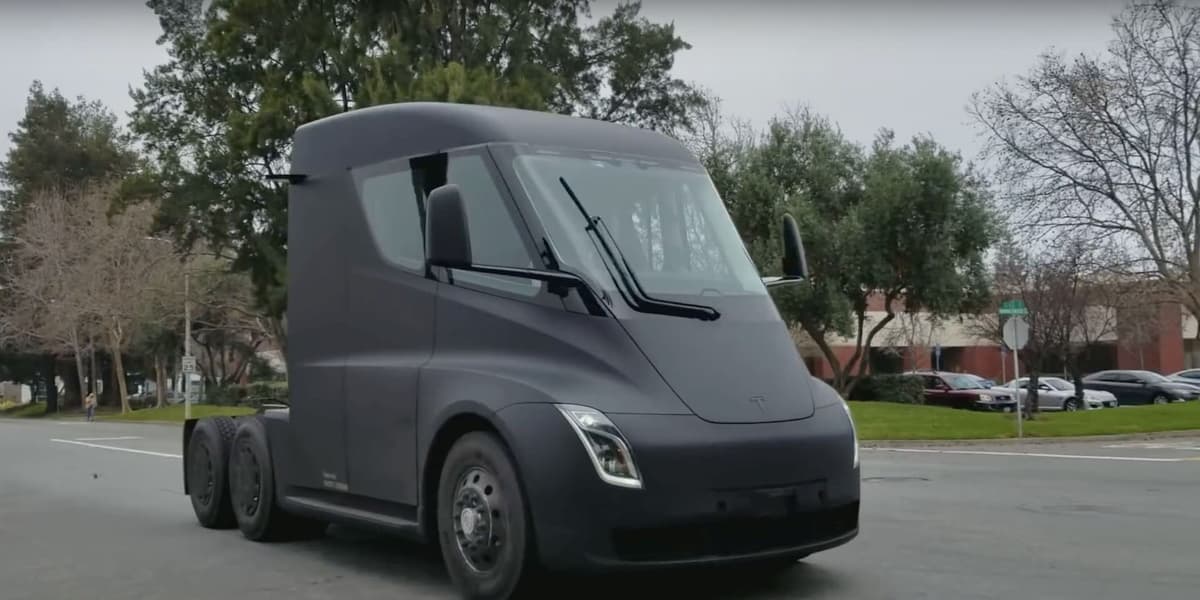 Tesla Semi электр юк машинаси илк бор оддий йўлда пайқалди 