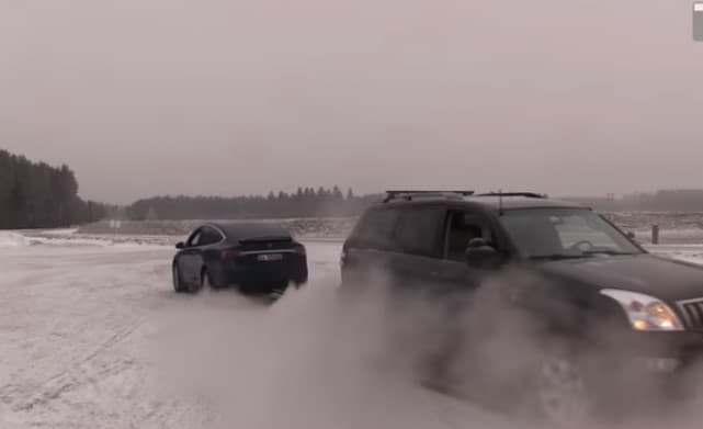 Tesla va Toyota mashinalari arqon tortish bo‘yicha bellashdi (video)