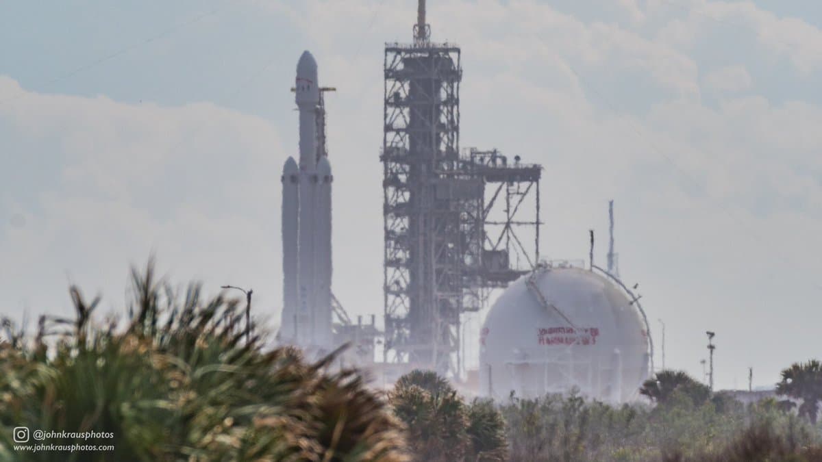 Falcon Heavy o‘ta og‘ir raketasi parvozga shay holatga keltirildi (video)