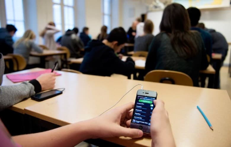 Fransiya parlamenti maktablarda mobil telefonni taqiqlash haqidagi qonunni ma'qulladi