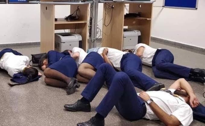 Ryanair xodimlari aeroport polida uxlagan qiyofada suratga tushishgandi. Ular ishdan bo‘shatildi