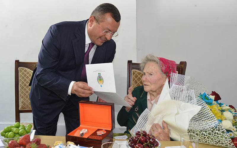Samarqand viloyat hokimi faxriylarga prezident tabrigini o‘qib berdi