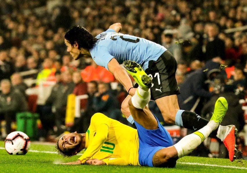 Video: Kavani Neymarga qo‘pollik qildi, Neymar uning uzrini qabul qilmadi