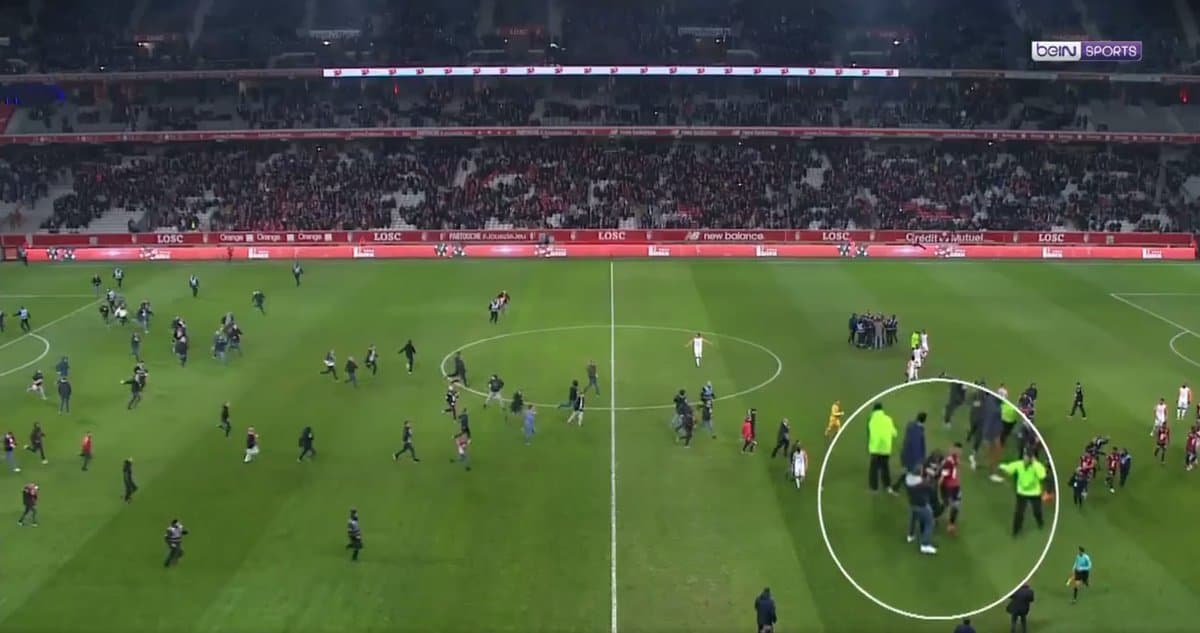 Video: «Lill» muxlislari stadionga tushib kelib futbolchilarga hamla qildi