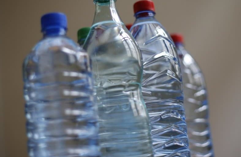 Plastik idishlardagi suv orqali organizmga qancha plastik tushishi aniqlandi