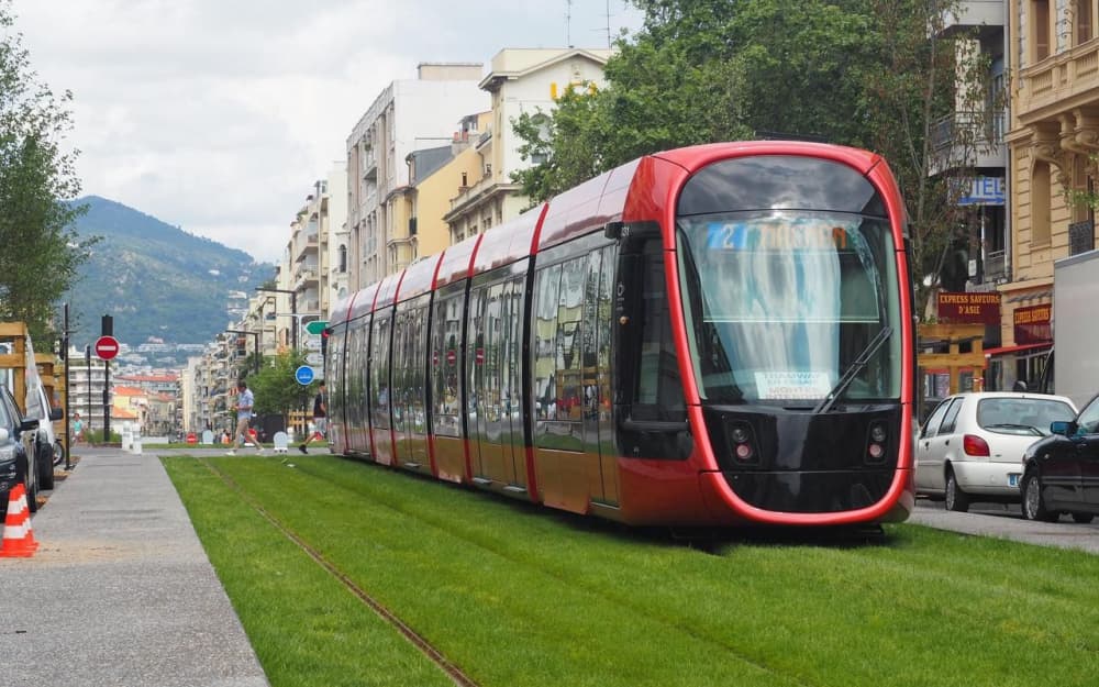 Fransiyada bekatlarda 20 soniyada quvvatlanib oluvchi tramvaylar harakatlana boshladi