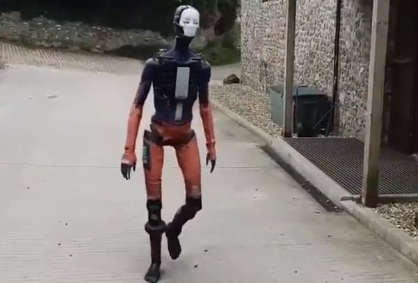 Tvitterda «o‘z mulkini ko‘zdan kechirayotgan» robot videosi barchani hayratga soldi
