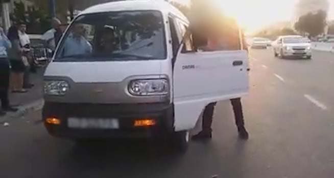 “Tekin tomosha” - avtobus bekatida to‘xtagan “damaschi” va “Toshshahartransxizmat” xodimining janjaliga hech kim aralashmadi (video)