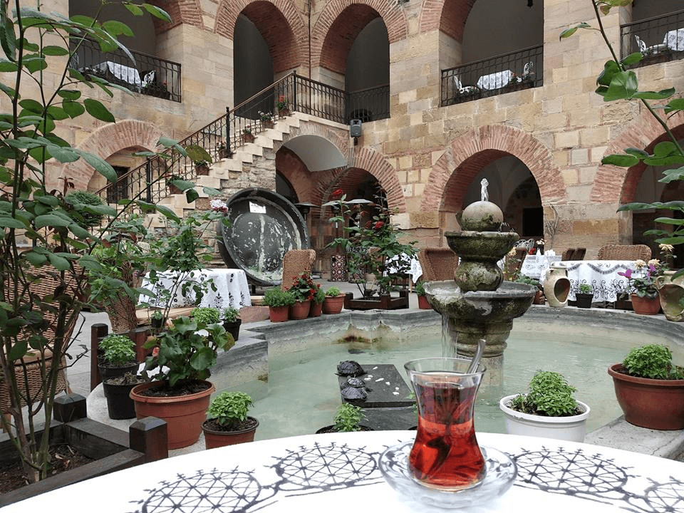 Qulf osilgan​ yoki oshxonaga aylangan choyxonalar haqida o‘ylar