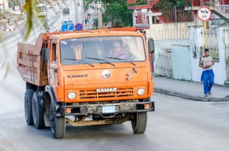 Farg‘onada «Kamaz» yo‘l chetida yotgan fuqaroni bosib ketdi
