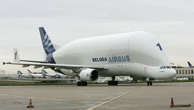 Airbus Beluga samolyoti osmonda yonib ketdi