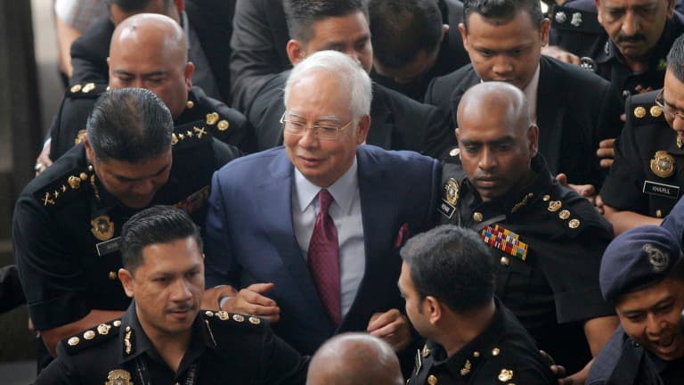 Malayziya sobiq bosh vaziri ko‘p miqdordagi pulni o‘zlashtirganlikda ayblanmoqda