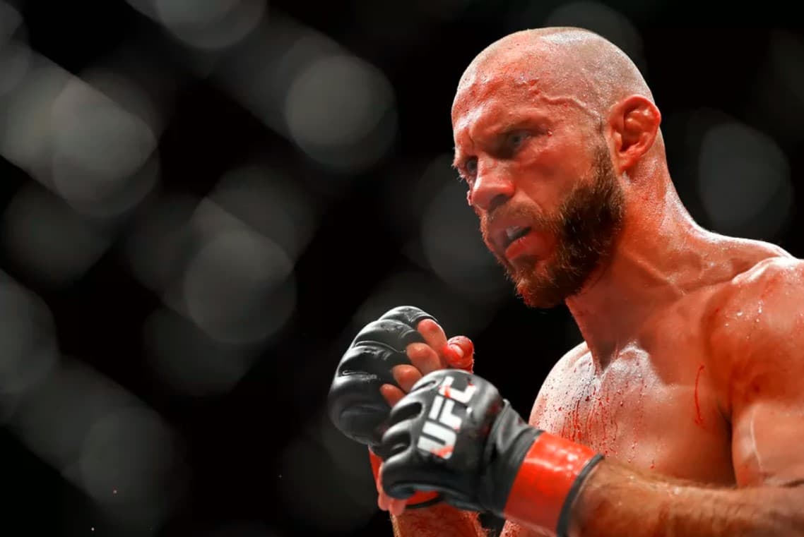 UFC mashhur jangchisi g‘orda cho‘kib ketishiga bir baxya qoldi