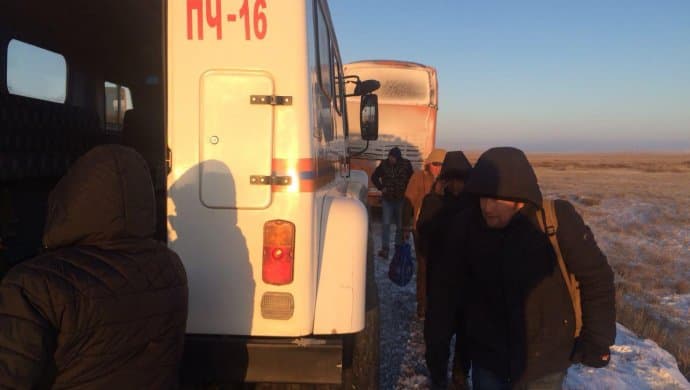 Yana Aqto‘be. Qozog‘istonlik o‘t o‘chiruvchilar yetti nafar o‘zbekistonlikni avtobusdan qutqarib olishdi