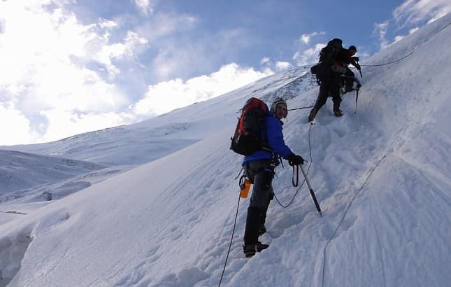 Tojikiston tog‘larida 33 alpinist 2 haftadan beri yordam kutmoqda  