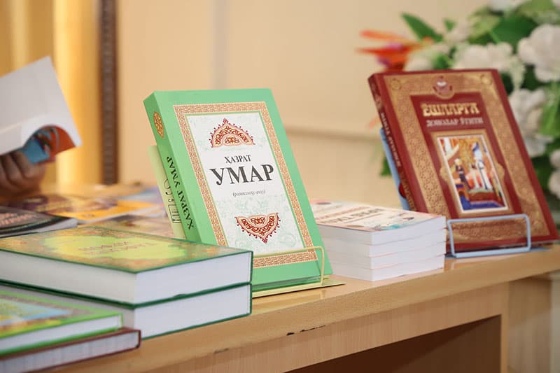 Matbuot va axborot agentligi Namangandagi “Hidoya” bilim yurtiga adabiyotlar tuhfa qildi
