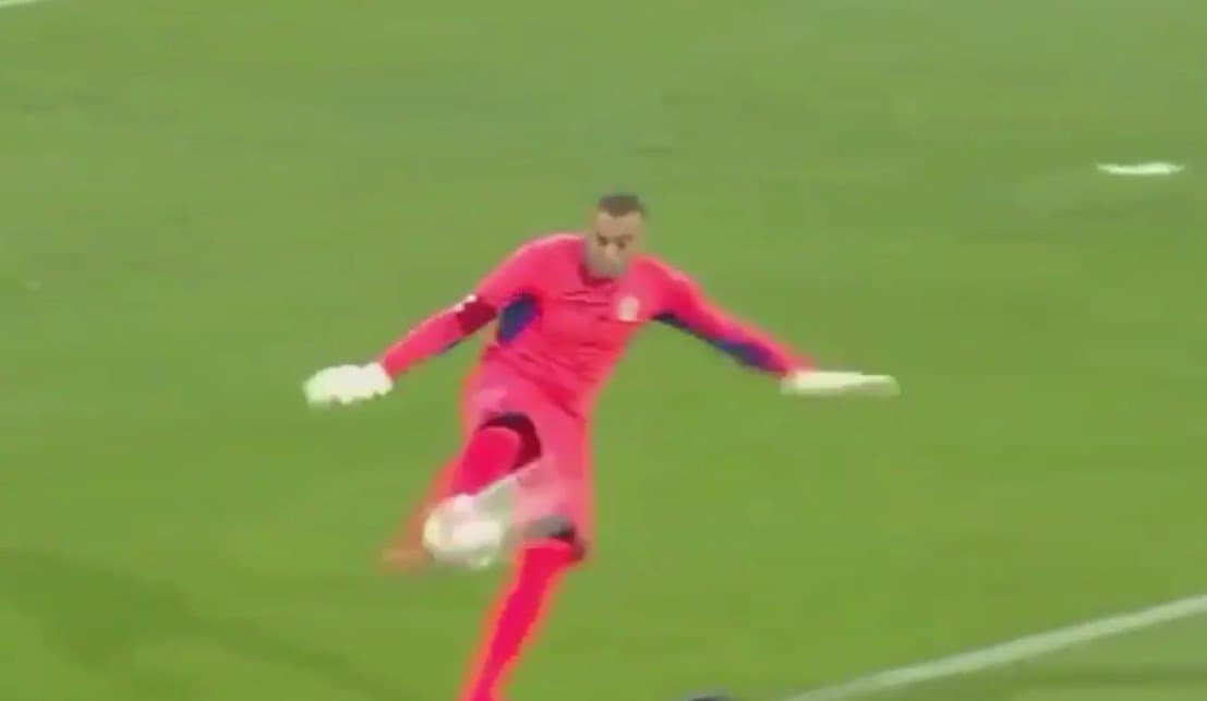 Video: Hindistonlik darvozabon raqib darvozabonidan gol o‘tkazib yubordi