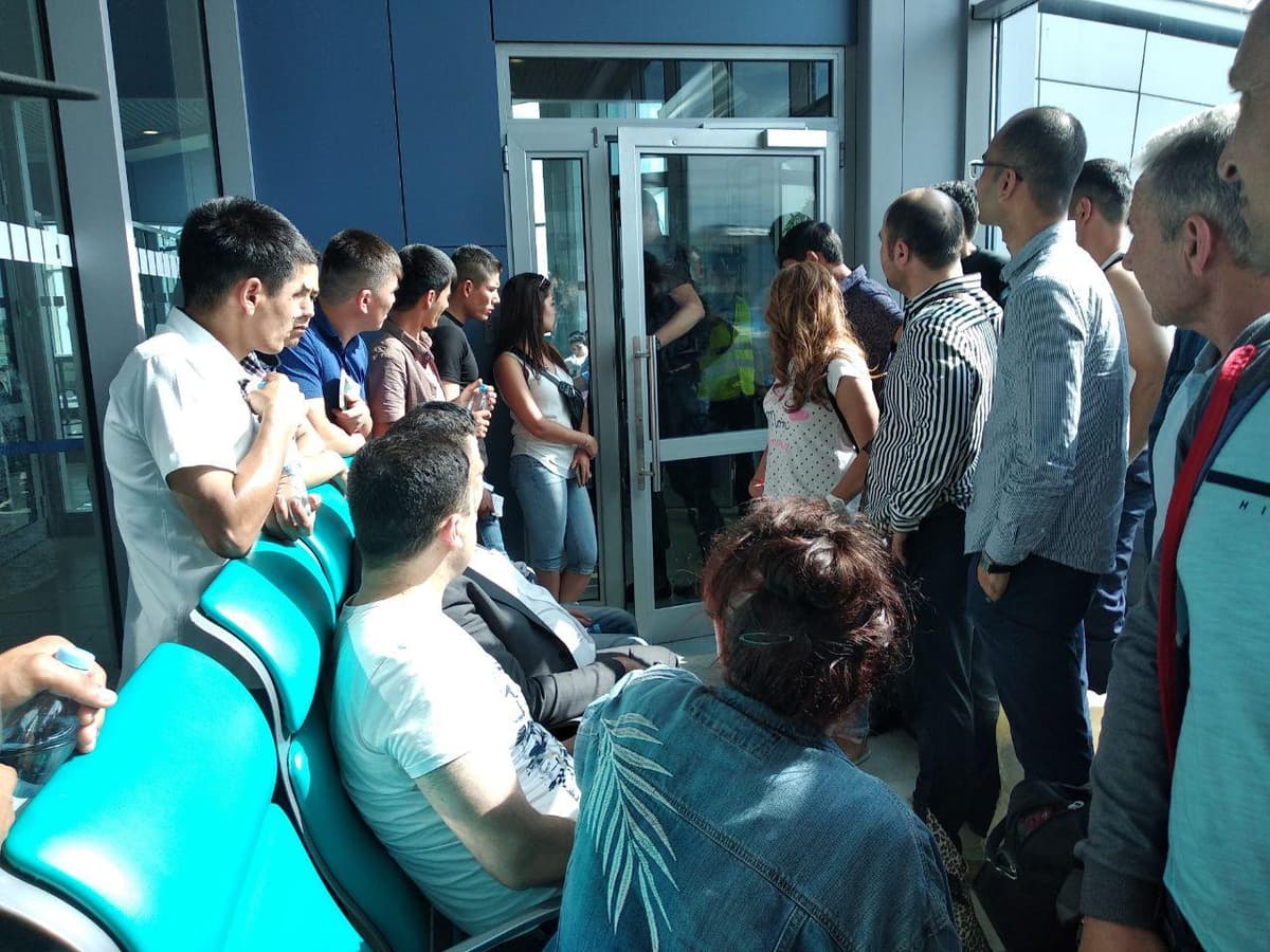 Moskva-Toshkent reysi yo‘lovchilari 24 soatdan ortiq vaqt davomida noqulay sharoitda qolishdi (foto+video)