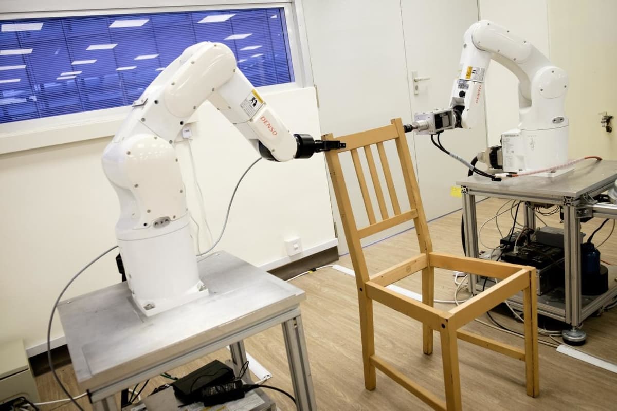 «Asabni asragan holda»: robotlar IKEA’dan stulni mustaqil yig‘ishga muvaffaq bo‘ldi
