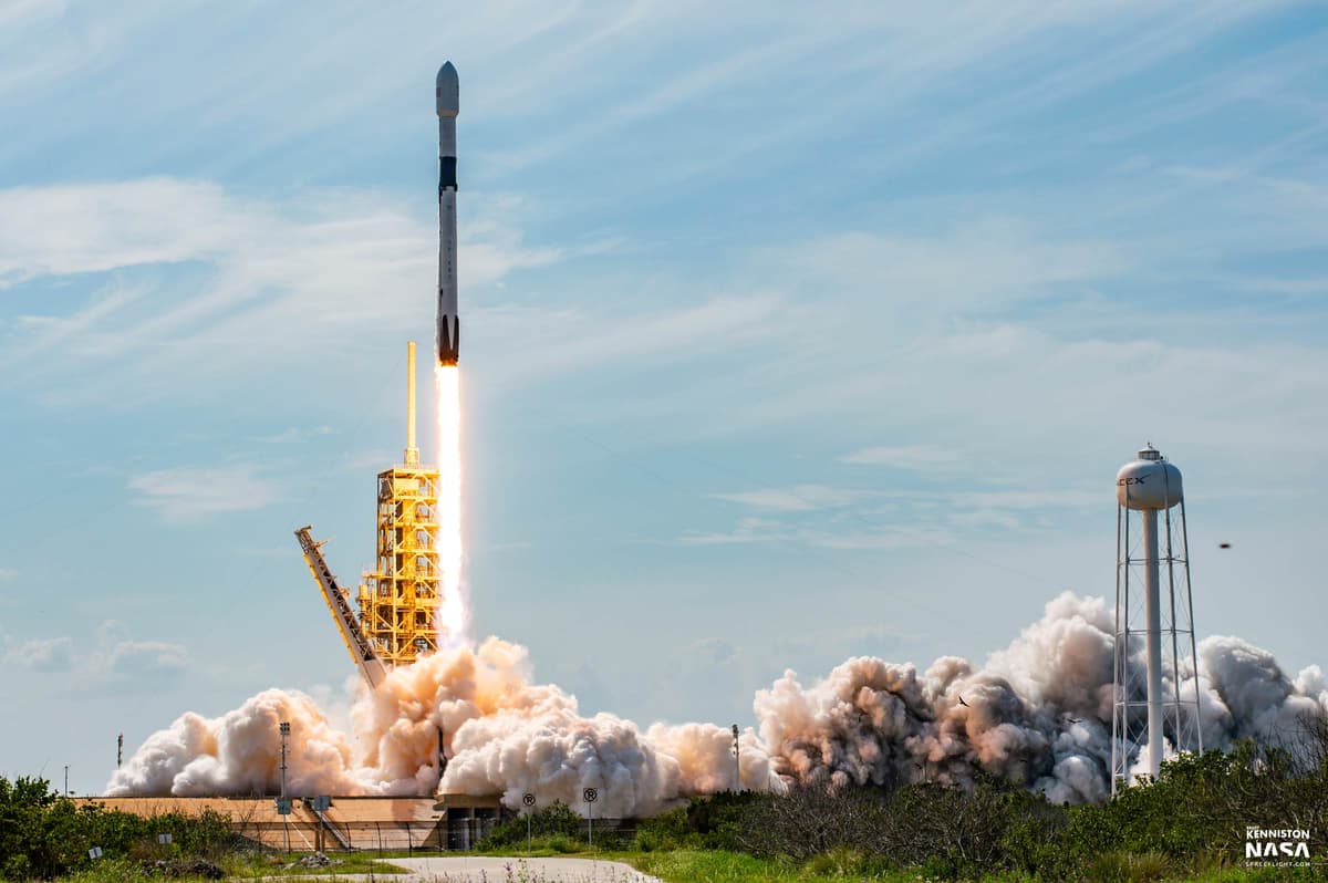 Янги модификациядаги Falcon 9 ракетаси коинотга учирилди