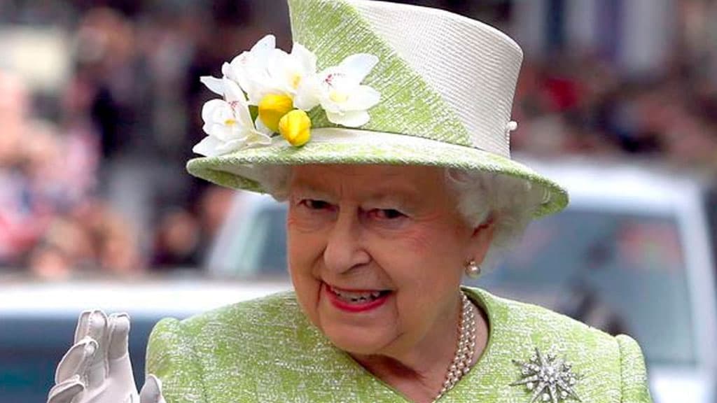 Buyuk Britaniya qirolichasi Yelizaveta II’ning sun'iy qo‘li bor - OAV