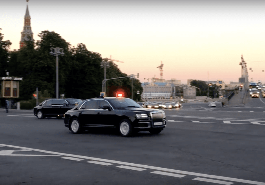 “Kortej” avtomobillarining Kremldan chiqishi videoda muhrlandi  